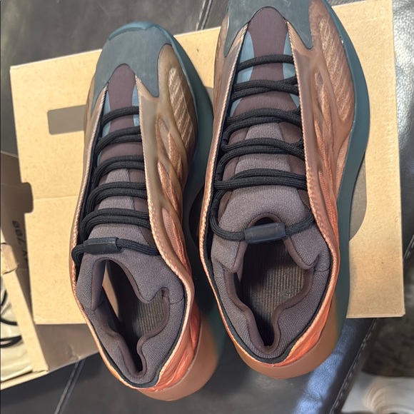 Yeezy 700 V3 in Orange and Teal - Picture 8 of 8